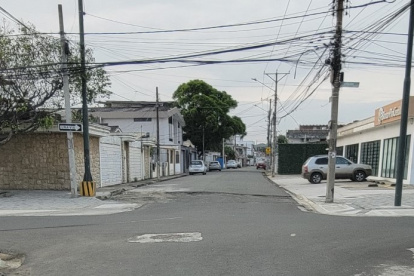 En la intersección de la calles Guayacanes con Acacias es notable el daño sobre la calzada. Hay huecos viales y por las alcantarillas.