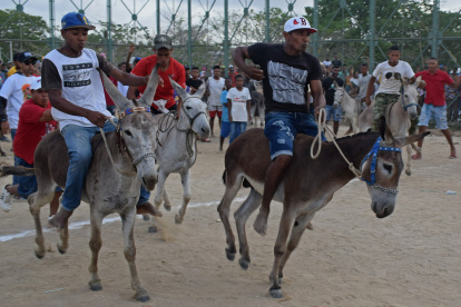 Asistentes participan en el Festival Nacional del Burro, en San Antero, Colombia