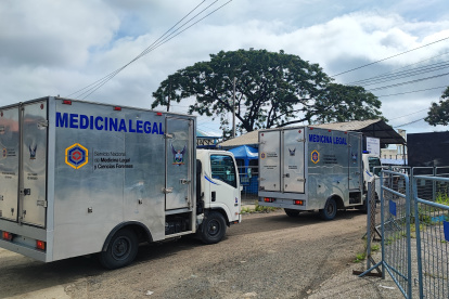Dos unidades móviles de Medicina Legal se mantienen en el establecimiento.