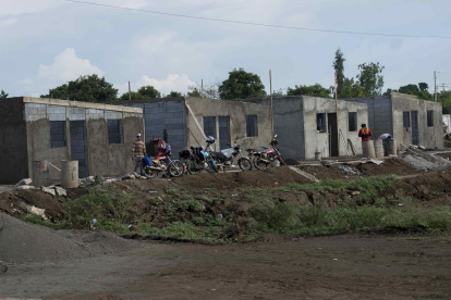 Varios trabajadores de la construcción edifican casas en un barrio de Managua (Nicaragua), en una fotografía de archivo.