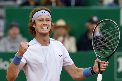 Andrey Rublev celebra tras eliminar a Taylor Fritz por 5-7, 6-1 y 6-3.