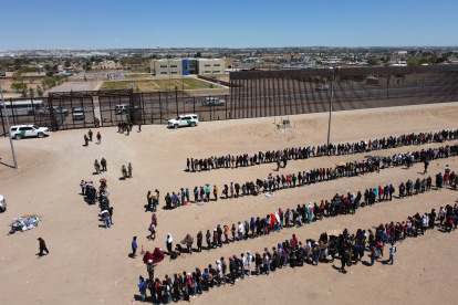 México. Centenares de migrantes hacen filas para conseguir espacios en los pocos albergues existentes.