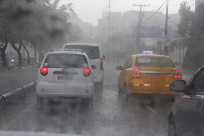 En algunos puntos del centro de la ciudad, se reporta también la lluvia a esta hora.