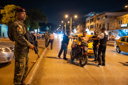 Militarización. En el estado de excepción se establece a las Fuerzas Armadas apoyar en los controles, especialmente en horarios nocturnos y de la madrugada.