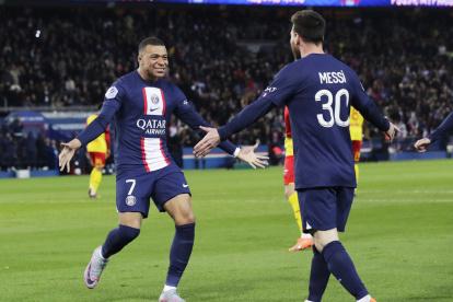 Kylian Mbappe celebra con Messi el gol que lo mete en la historia del PSG