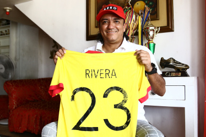 Rivera en la sala de su casa junto con la que fuera su camiseta en Barcelona.
