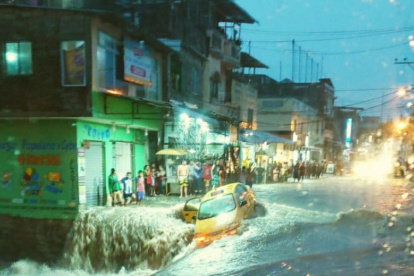 De este vehículo se quiso rescatar al ciudadano.