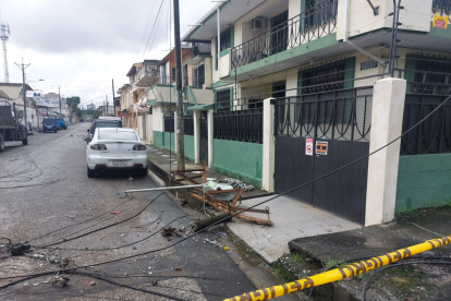 El poste y los cables quedaron en el suelo