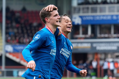 Guus Til fue la figura indiscutible del PSV al anotar dos gols y una asistencia en la victoria 2-3 ante el Volendam.