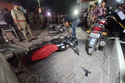 Prayagraj (India), 15/04/2023.- Government officials and police investigate the crime scene where India"s former MP Atiq Ahmed was killed along with his brother, at the MLN Medical College premises in Prayagraj (Allahabad), India, late 15 April 2023 (issued 16 April 2023). Jailed former politician Atiq Ahmed and his brother were shot dead on 15 April while talking to reporters on live TV on their way to a medical check-up. Ahmed died two days after his son Asad was killed during an encounter with the Uttar Pradesh Special Task Force (STF) in connection to a murder case. EFE/EPA/PRABHAT KUMAR VERMA