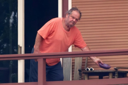 El actor luce muy descuidado en su aspecto y ha preferido recluirse en su mansión.