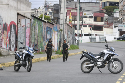 Dos sujetos le habrían dicho al guardia del sitio que no muevan el vehículo porque tenía explosivos.