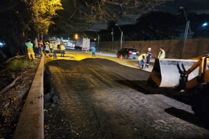 Trabajos. Se ejecuta el bacheo asfáltico en el sitio más crítico.