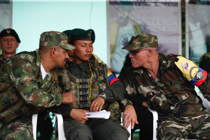 - IIván Mordisco comandante general de la disidencia de las FARC, habla con otros comandantes , en la Casa Roja, en Caquetá (Colombia).