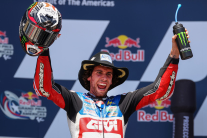 El español Alex Rins celebrando en lo alto del podio en Estados Unidos.
