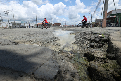 Villa Bonita. Así permanece la vía de ingreso aledaña a Mi Lote. El bache es de casi 3 metros o más.