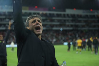 Fabián Bustos celebró hasta las lágrimas la victoria de Barcelona ante Liga en Casa Blanca.