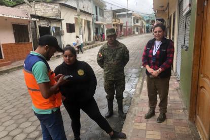 Evacuación. En Huigra, Alausí, se evacuó a 17 familias por el movimiento de tierra. Están en alerta naranja.
