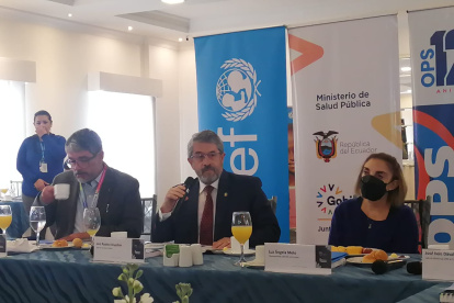 El ministro de Salud Pública, José Ruales Estupiñán, en rueda de prensa.