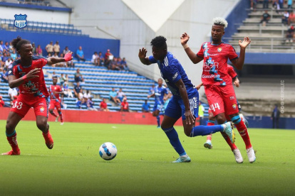 Emelec consiguió una falta penal sobre Alejandro Cabeza.