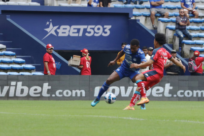 Emelec consiguió una falta penal sobre Alejandro Cabeza.