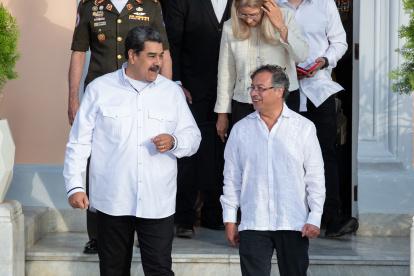 Fotografía de archivo, tomada el pasado 7 de enero, en la que se registró el encuentro del presidente de Venezuela, Nicolás Maduro (i), al recibir a su homólogo de Colombia, Gustavo Petro, en Caracas (Venezuela). EFE/Rayner Peña