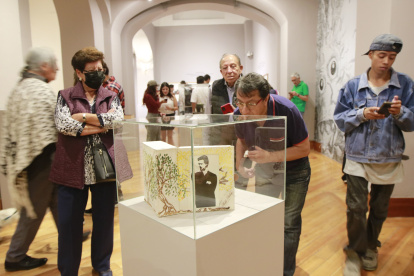 Grabados y objetos intervenidos relacionados a ocho cuentos del lojano llenan la sala.