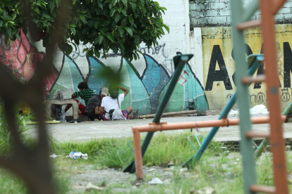 En el parque Los bichos, ubicado en la cooperativa Santiaguito Roldós (sur), hay más de 50 jóvenes y adultos que pasan día y noche consumiendo droga. Al lado de este hay dos escuelas fiscales.