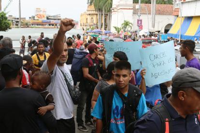 Migrantes protestan hoy para denunciar acoso y extorsiones por parte de la policía, en la ciudad de Tapachula, estado de Chiapas (México). EFE/Juan Manuel Blanco