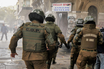 Imagen de archivo de un grupo de carabineros se enfrentan a unos manifestantes en el centro de Santiago de Chile (Chile).