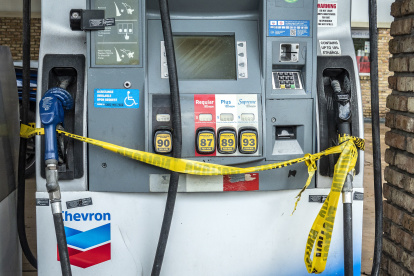 Una estación de gasolina en la que no hay servicio, este 17 de abril de 2023, en Miami, Florida (EE.UU.). EFE/Cristóbal Herrera