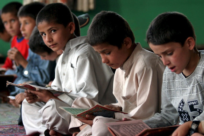 Imagen de archivo de niños afganos leyendo el Corán en un colegio religioso de Kabul, Afganistán.