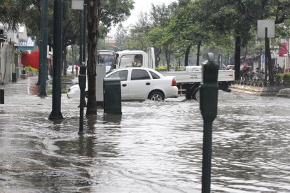 Las intensas lluvias fácilmente inundan varios sectores de Guayaquil.