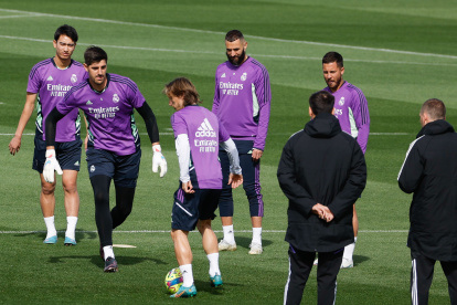 MADRID, 14/04/2023.- Los jugadores del Real Madrid, entre ellos Karim Benzema y Luka Modrić (balón), durante el entrenamiento de este viernes en la ciudad deportiva de Valdebebas de cara a la visita al Cádiz este sábado en su encuentro correspondiente a la 29ª jornada de una Liga. EFE/ J.J.Guillen