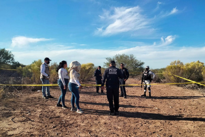Integrantes del grupo de Madres Buscadoras, acompañadas de Policías y Peritos de la Fiscalía General de Justicia, recorren una fosa en el municipio de Hermosillo, estado de Sonora (México). Imagen de archivo.