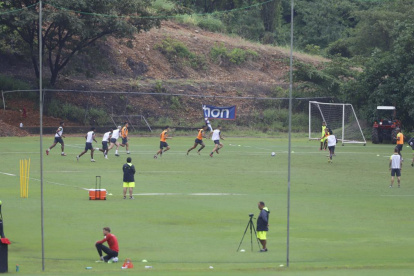 Los jugadores de Barcelona se mostraron animados en la práctica del lunes 17 de abril de 2023. El triunfo ante Liga de Quito los motivó
