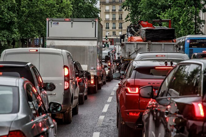 Movilidad.- Un grupo de vehículos circulan en hora pico.