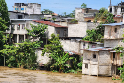 Hay cinco familias aisladas en Quinindé y hasta el cierre de esta edición no habían sido rescatadas.