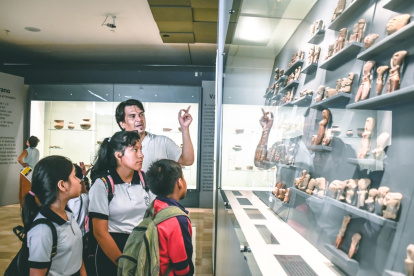 Un grupo de niños recorre una de las muestras permanentes en el MAAC.