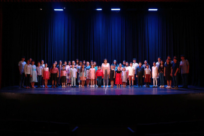 Los miembros del coro Infanto Juvenil del núcleo provincial de la CCE se apresta a cumplir su primera presentación oficial,