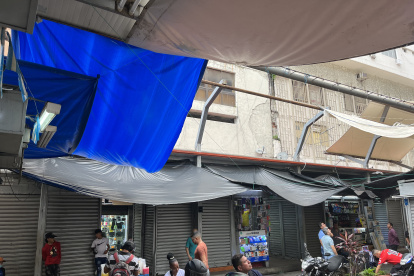 Hecho. Los comerciantes colocaron, con sus propios recursos, plásticos para cubrirse del sol y las lluvias.