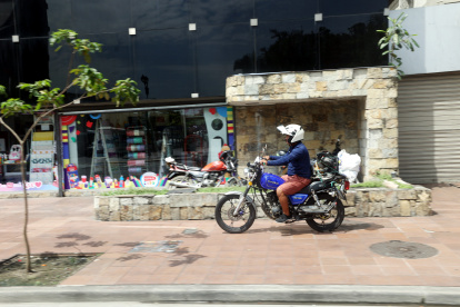 En la calle 9 de Octubre se evidencia constantemente esta invasión de las veredas.