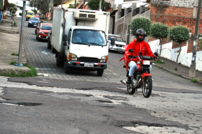 Deterioro. Entre la av. de Las Palmeras y Los Madroños se evidencia el desnivel que existe en la calzada.