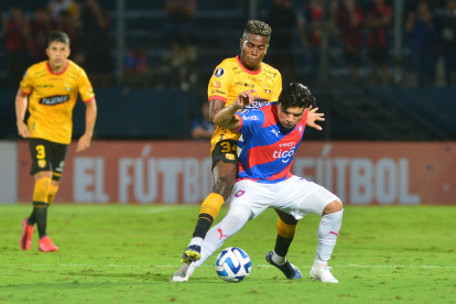 Claudio Aquino (d) de Cerro disputa un balón con Segundo Portocarrero.