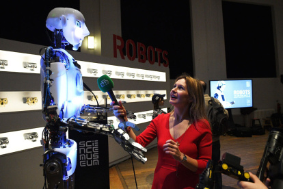 Interacciones entre robots y periodistas cada vez más cercanas.