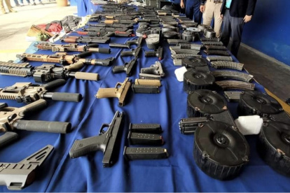 La investigación reveló que Cintrón Rivera intentó persuadir de manera corrupta e intimidante a dos ciudadanos para que le mintieran a investigadores federales sobre el robo de las armas de fuego y las municiones.