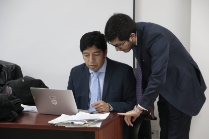 Diferimiento. El fiscal Álex Castillo durante el intento por instalar la audiencia en el Complejo Judicial norte.