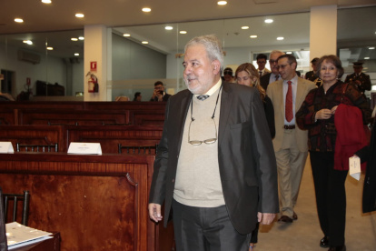 El execretario Anticorrupción, Luis Verdesoto, llegó media hora antes del inicio de su comparecencia prevista desde las 15:30 de este 18 de abril.