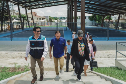 Acto. Funcionarios municipales en la inauguración del complejo, ayer.