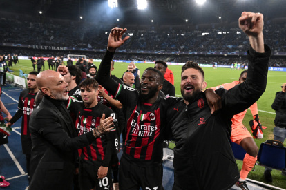 Naples (Italy), 18/04/2023.- Milan"s coach Stefano Pioli (L) and players celebrate at the end of the UEFA Champions League quarter final second leg soccer match SSC Napoli vs AC Milan in Naples, Italy, 18 April 2023. (Liga de Campeones, Italia, Nápoles) EFE/EPA/CIRO FUSCO